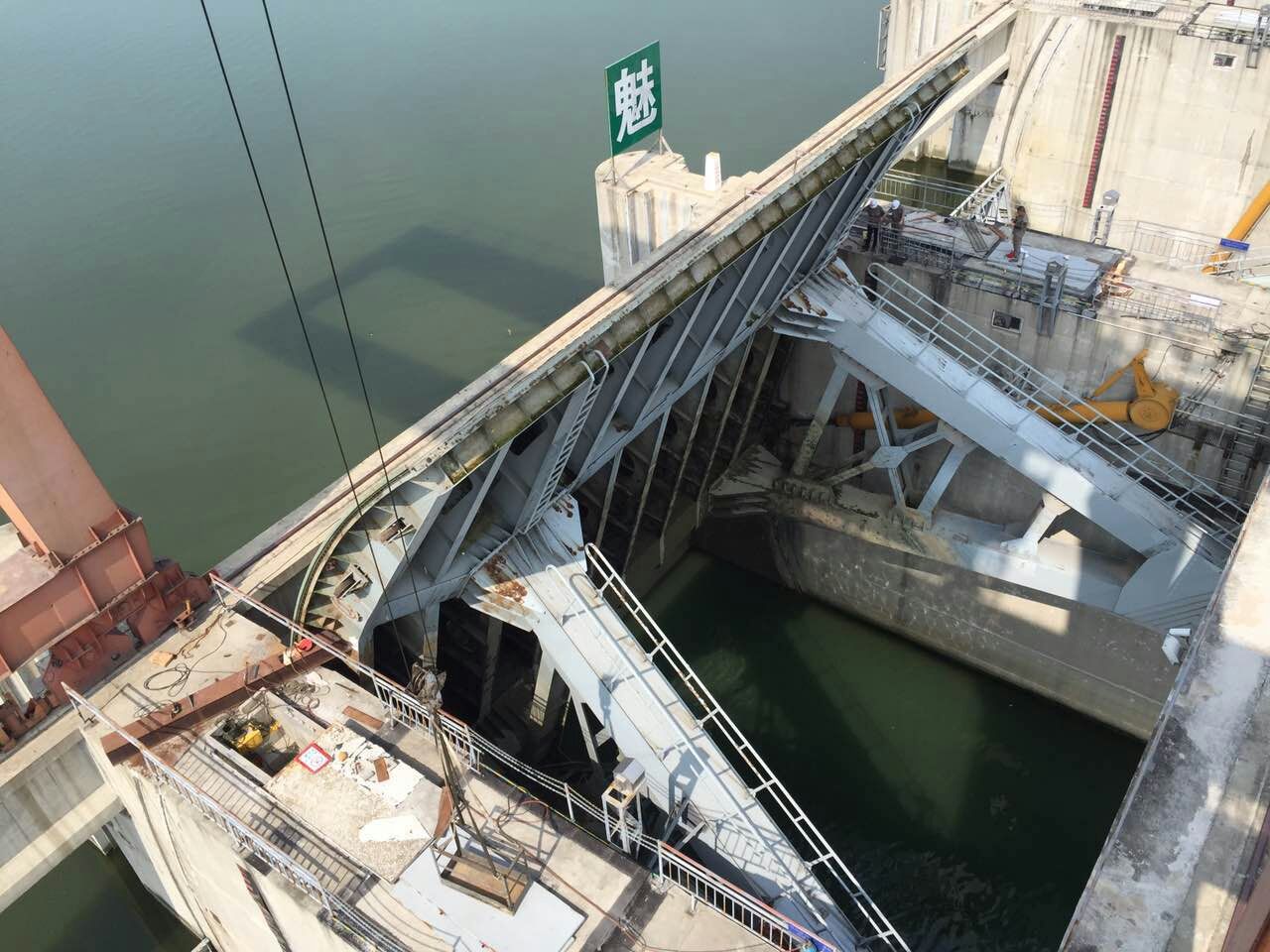 大型水電站液壓?jiǎn)㈤]機(jī)油缸大修